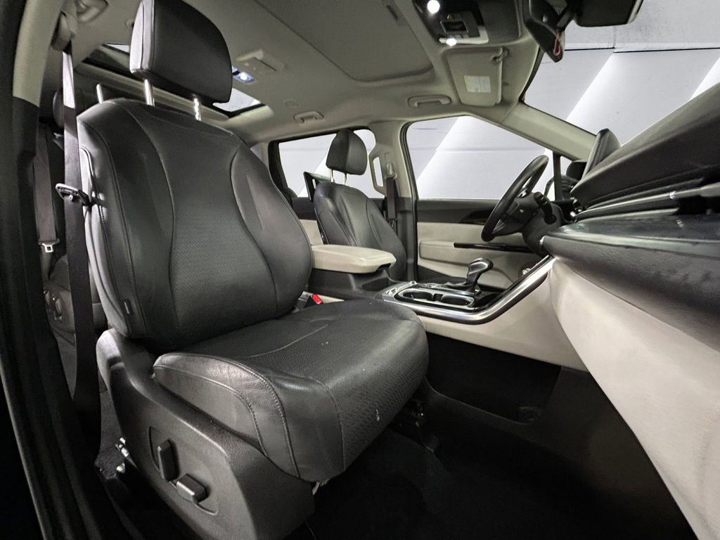 Used 2022 Kia Carnival SX Prestige image 14