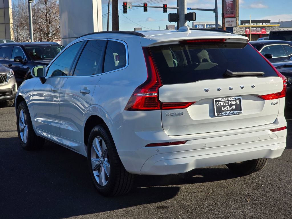 Used 2022 Volvo XC60 B5 Momentum image 3