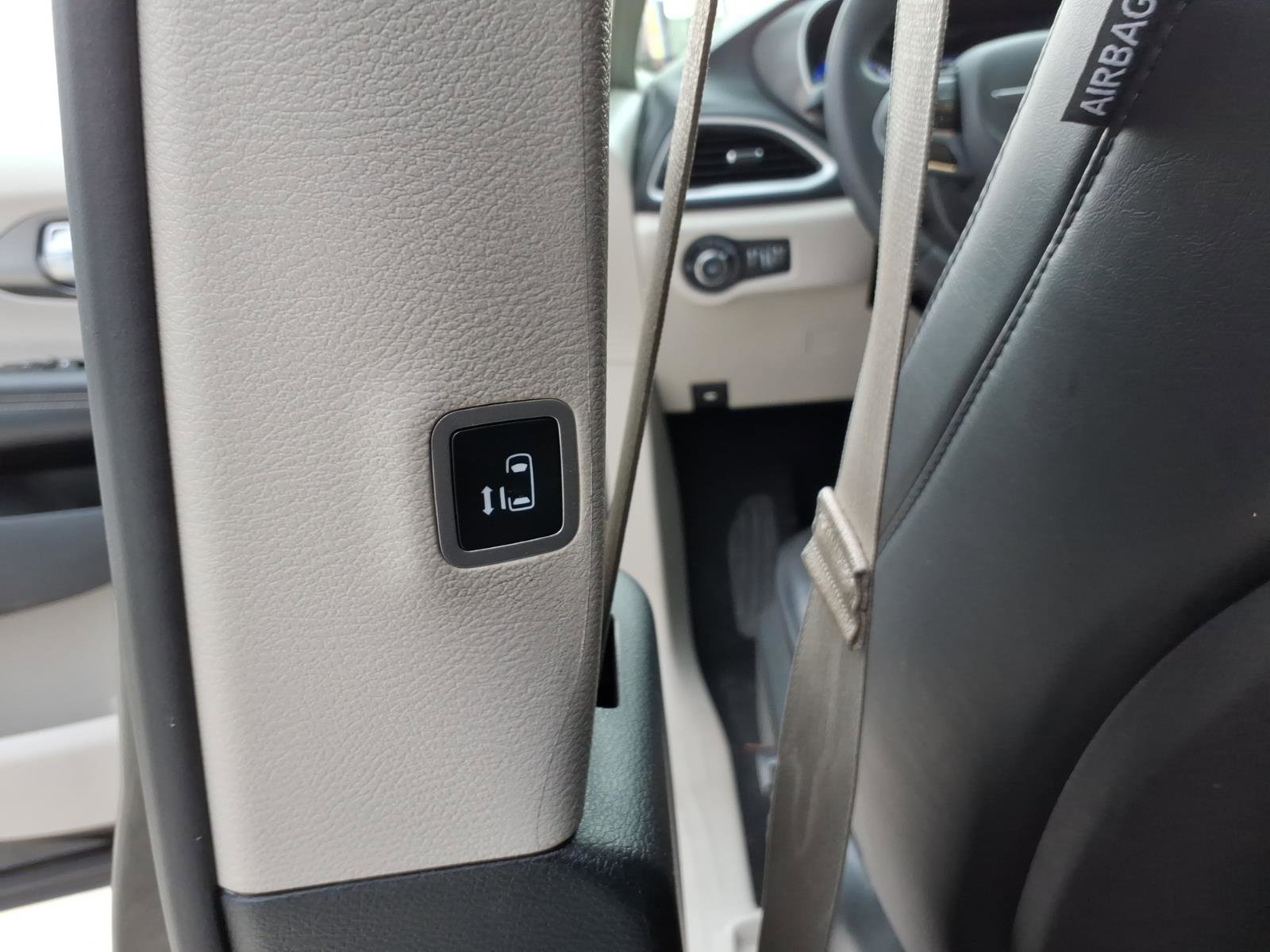 Used 2023 Chrysler Pacifica Touring-L image 15