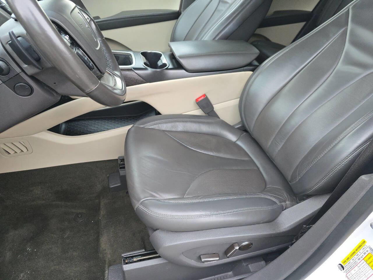 Used 2019 Lincoln Nautilus Select image 28