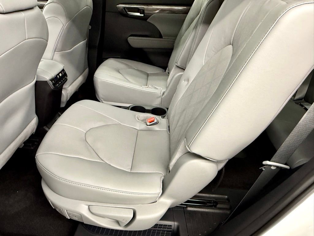 Used 2026 Toyota Highlander Platinum AWD/4WD image 36