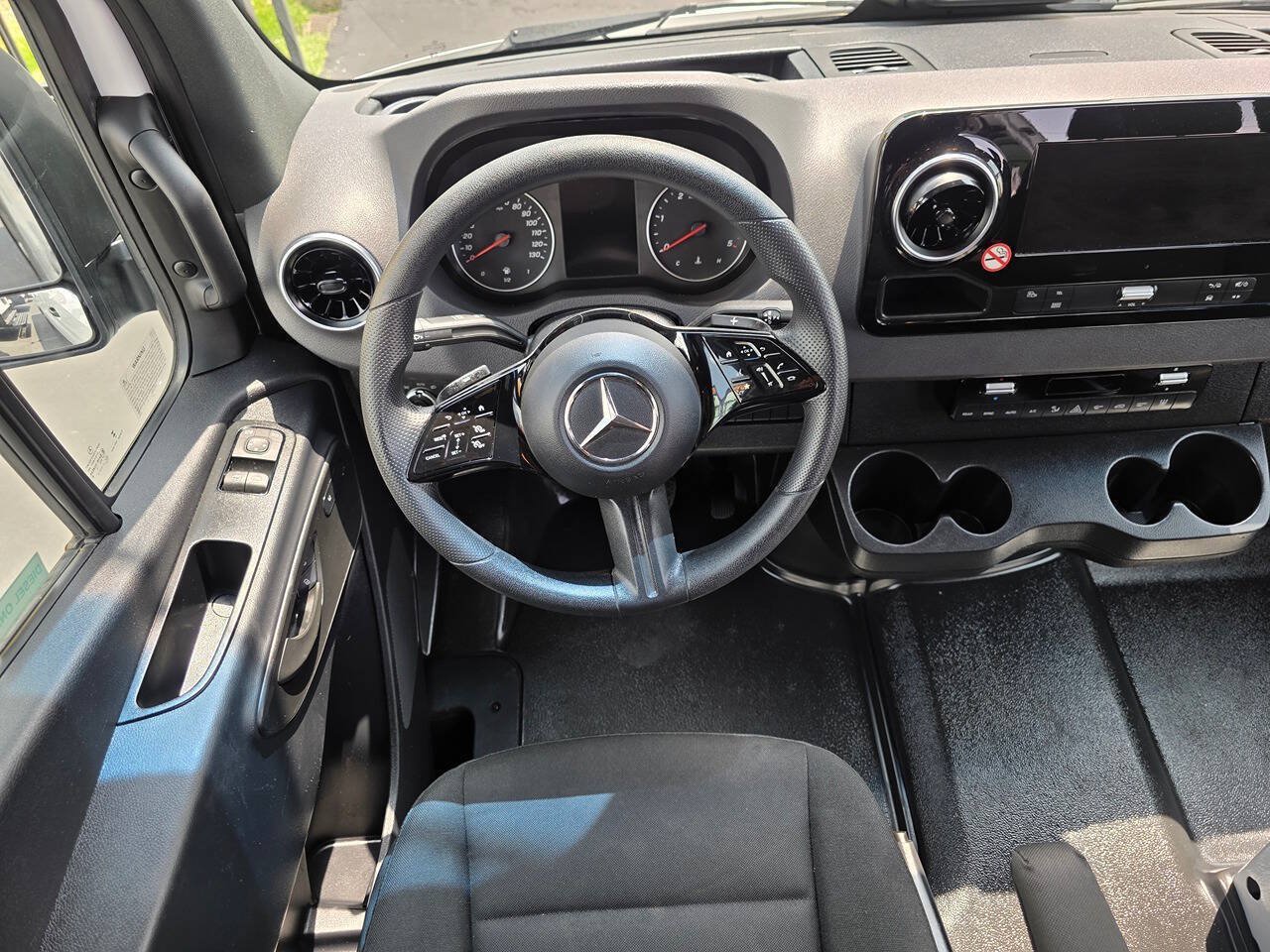 Used 2025 Mercedes-Benz Sprinter 2500 image 18