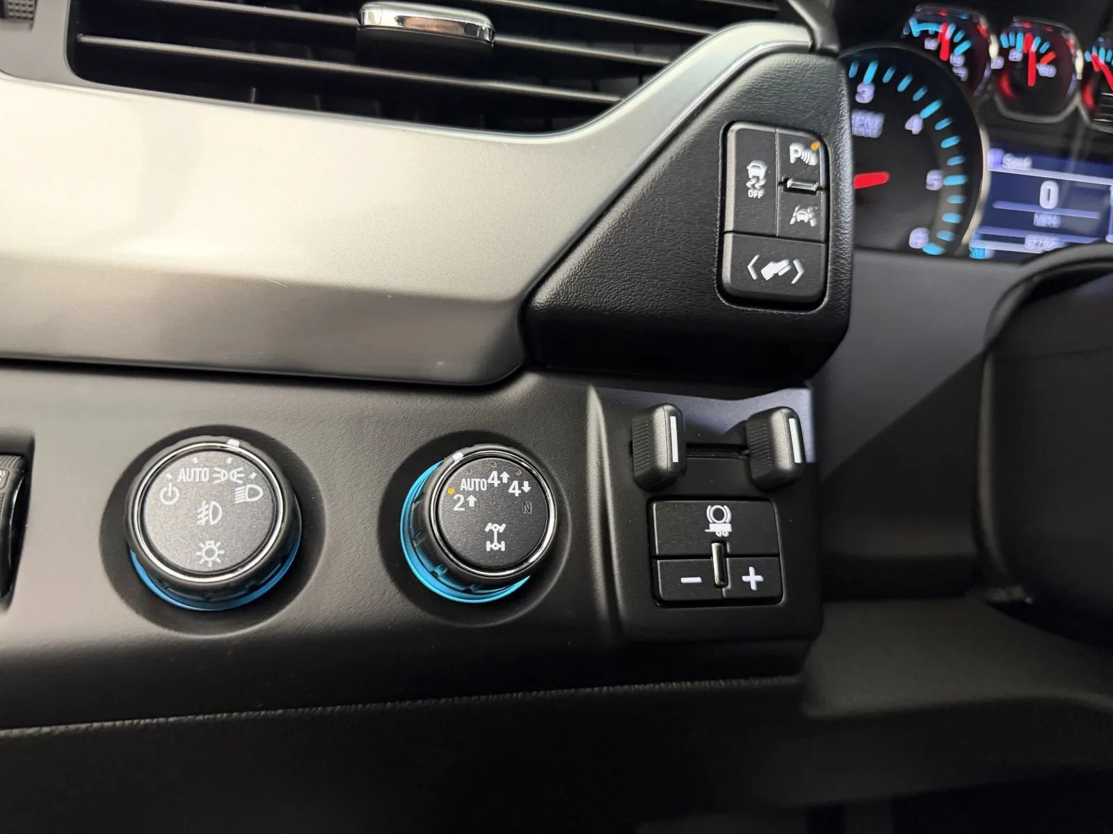 Used 2018 Chevrolet Tahoe Premier AWD/4WD image 15