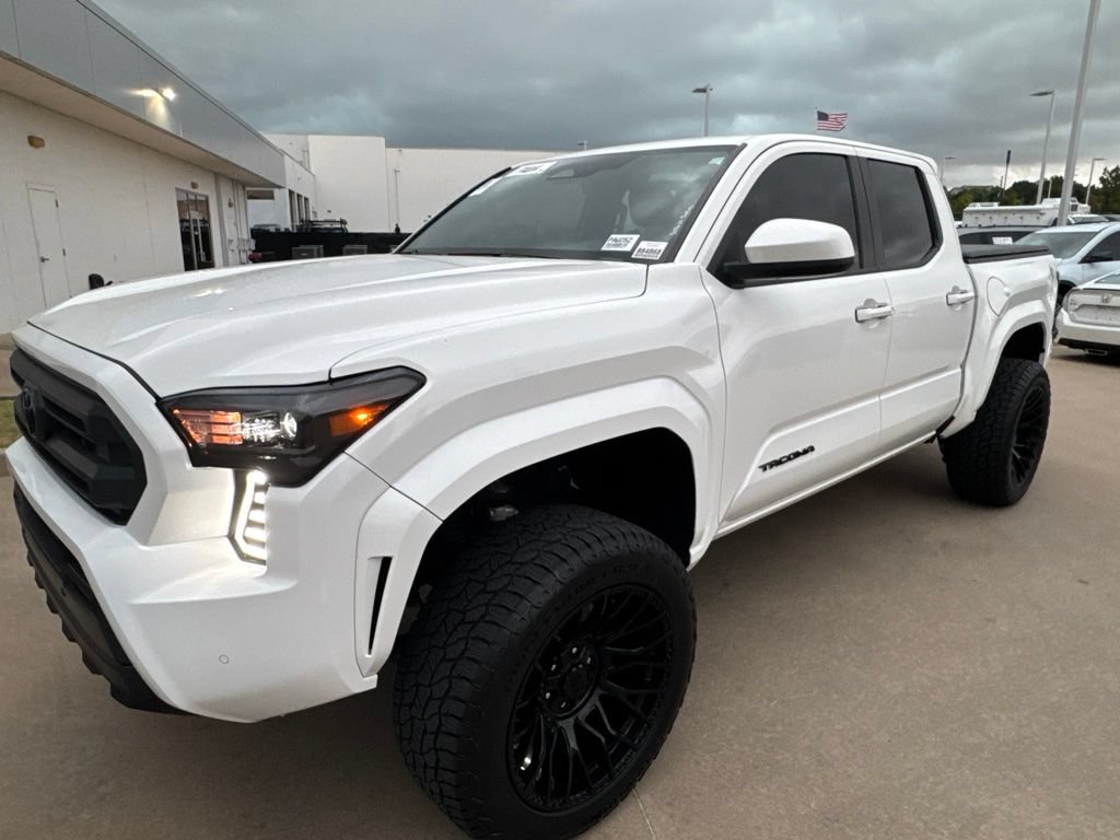 Used 2024 Toyota Tacoma SR5 AWD/4WD image 1