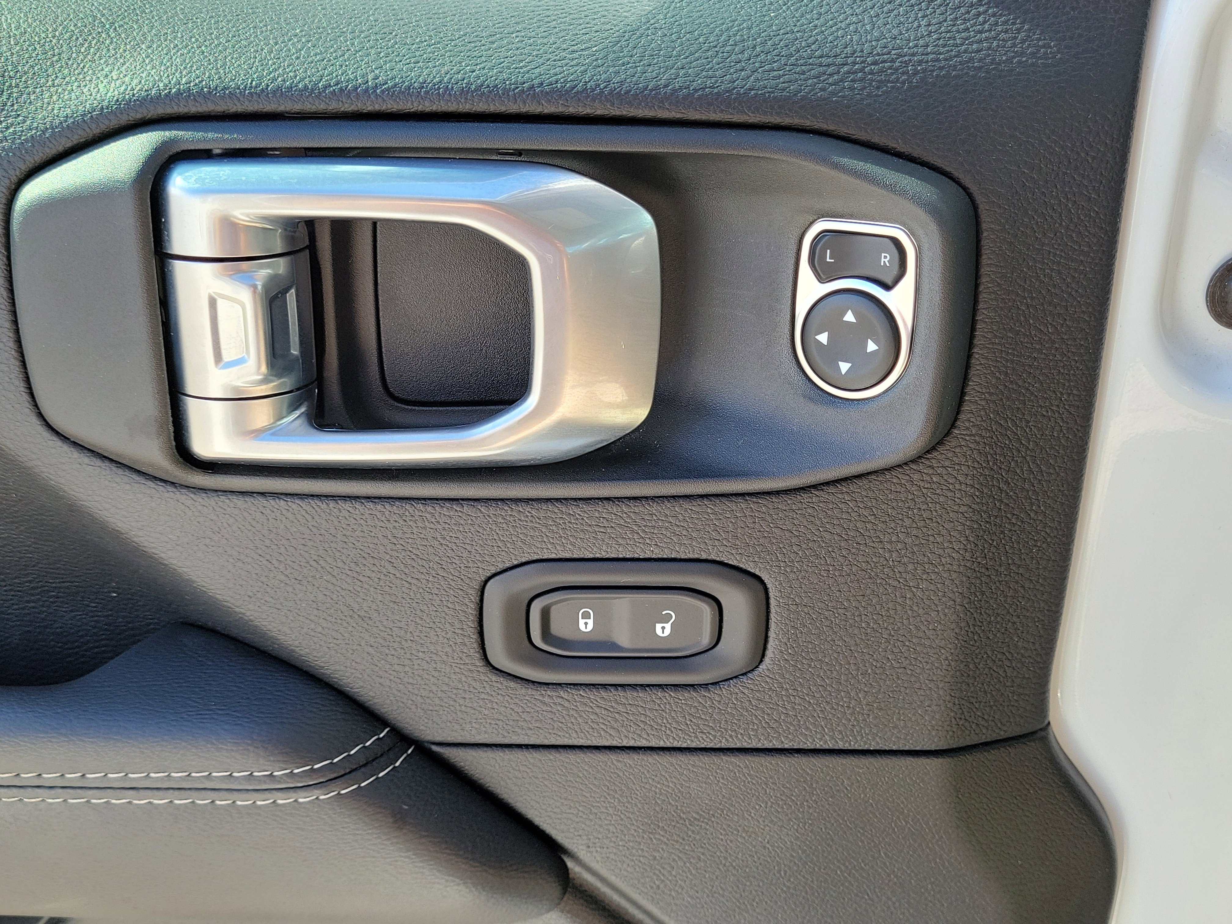 Used 2022 Jeep Wrangler Unlimited Sahara image 24