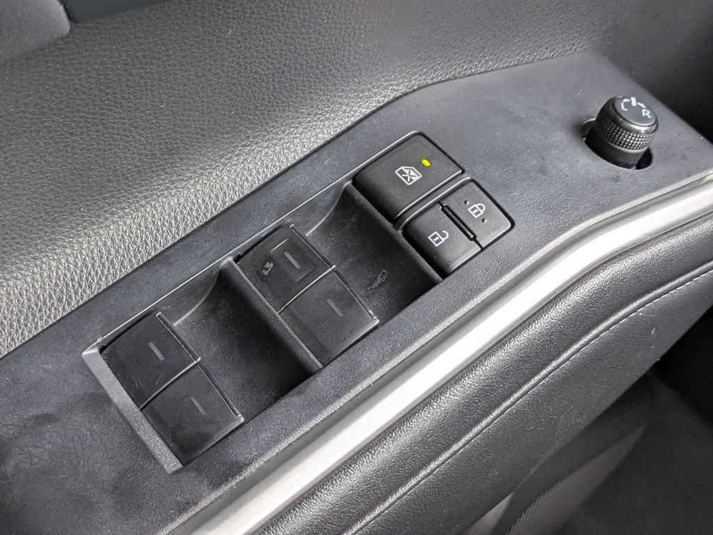 Used 2023 Toyota Highlander XLE FWD image 25