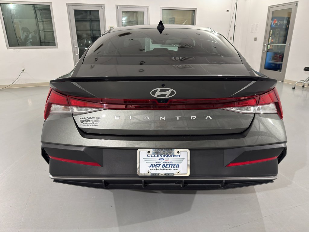 Used 2025 Hyundai Elantra Sport image 7