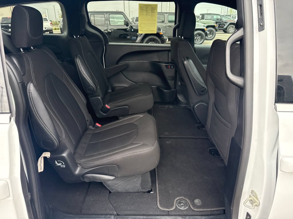 Used 2024 Chrysler Pacifica Touring FWD image 29