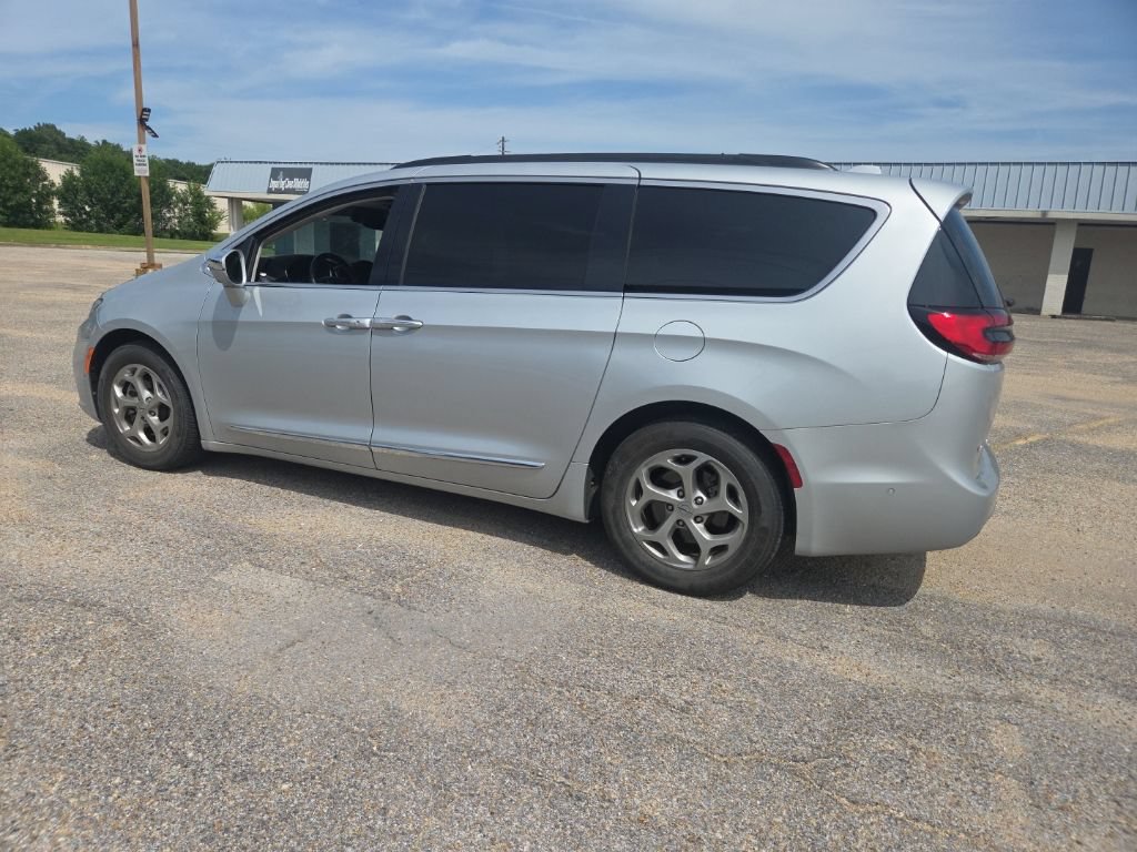 Used 2022 Chrysler Pacifica Limited FWD image 8