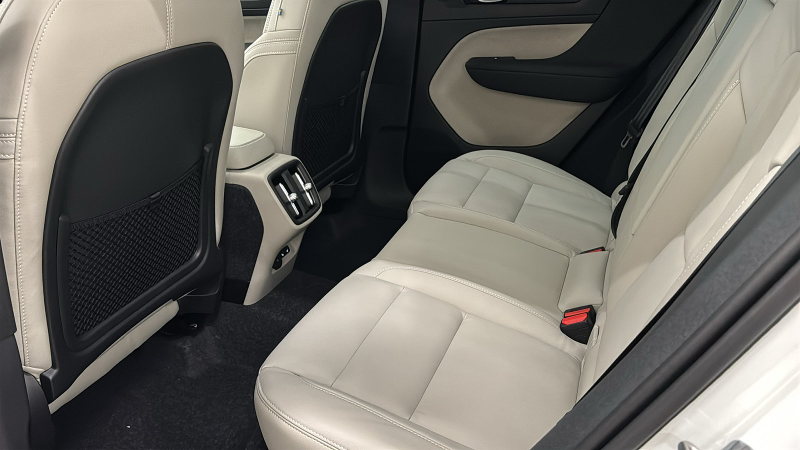 New 2026 Volvo XC40 B5 Ultra w/ Protection Package Premier AWD/4WD image 27