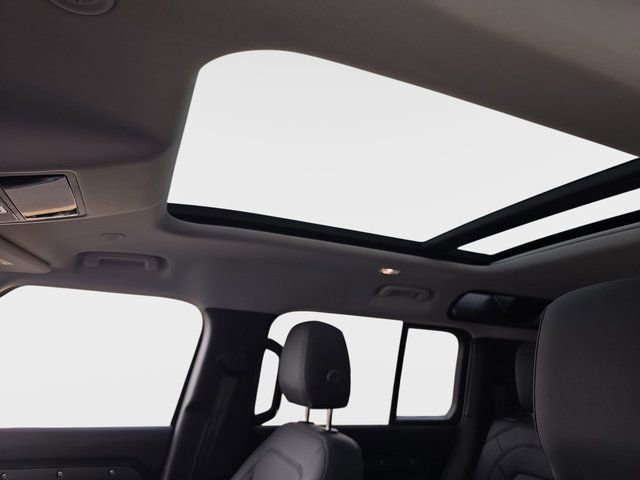 Used 2025 Land Rover Defender 110 S image 31