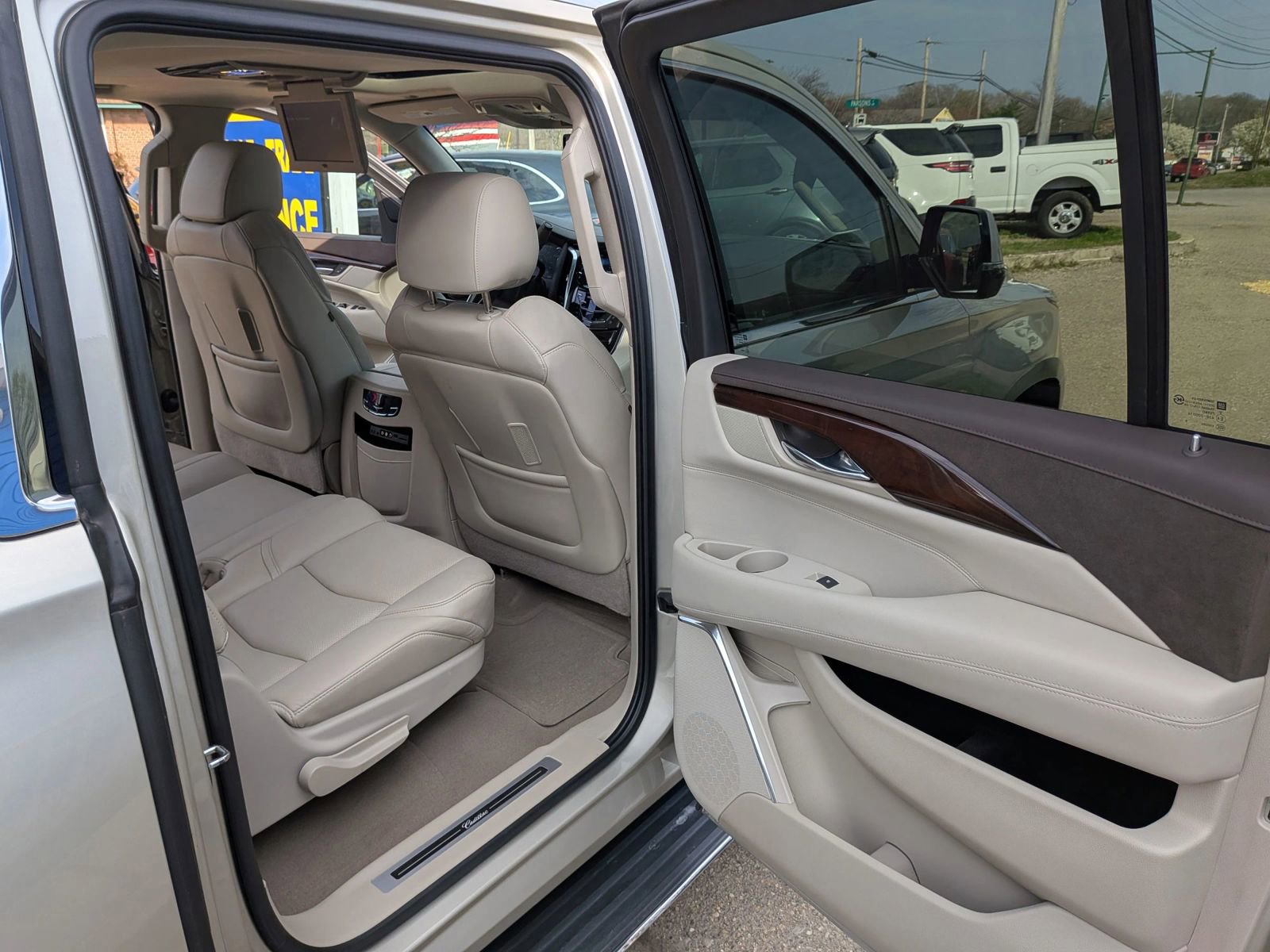 Used 2016 Cadillac Escalade ESV Luxury image 46