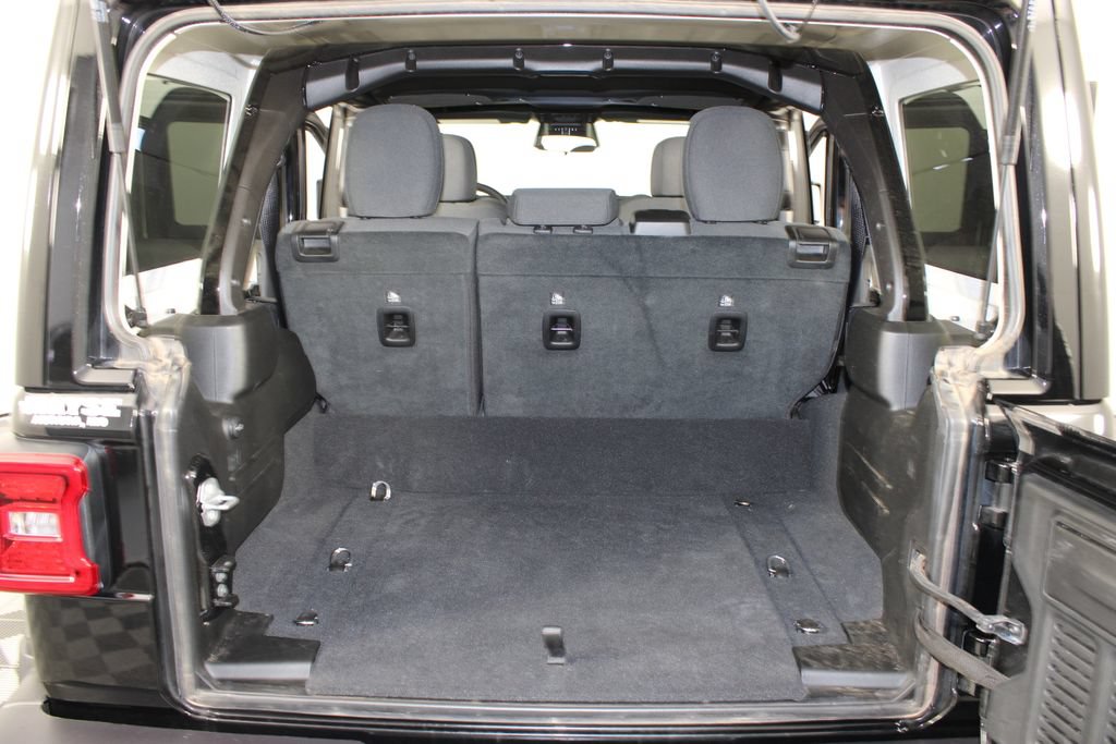 Used 2025 Jeep Wrangler Unlimited Sahara AWD/4WD image 17