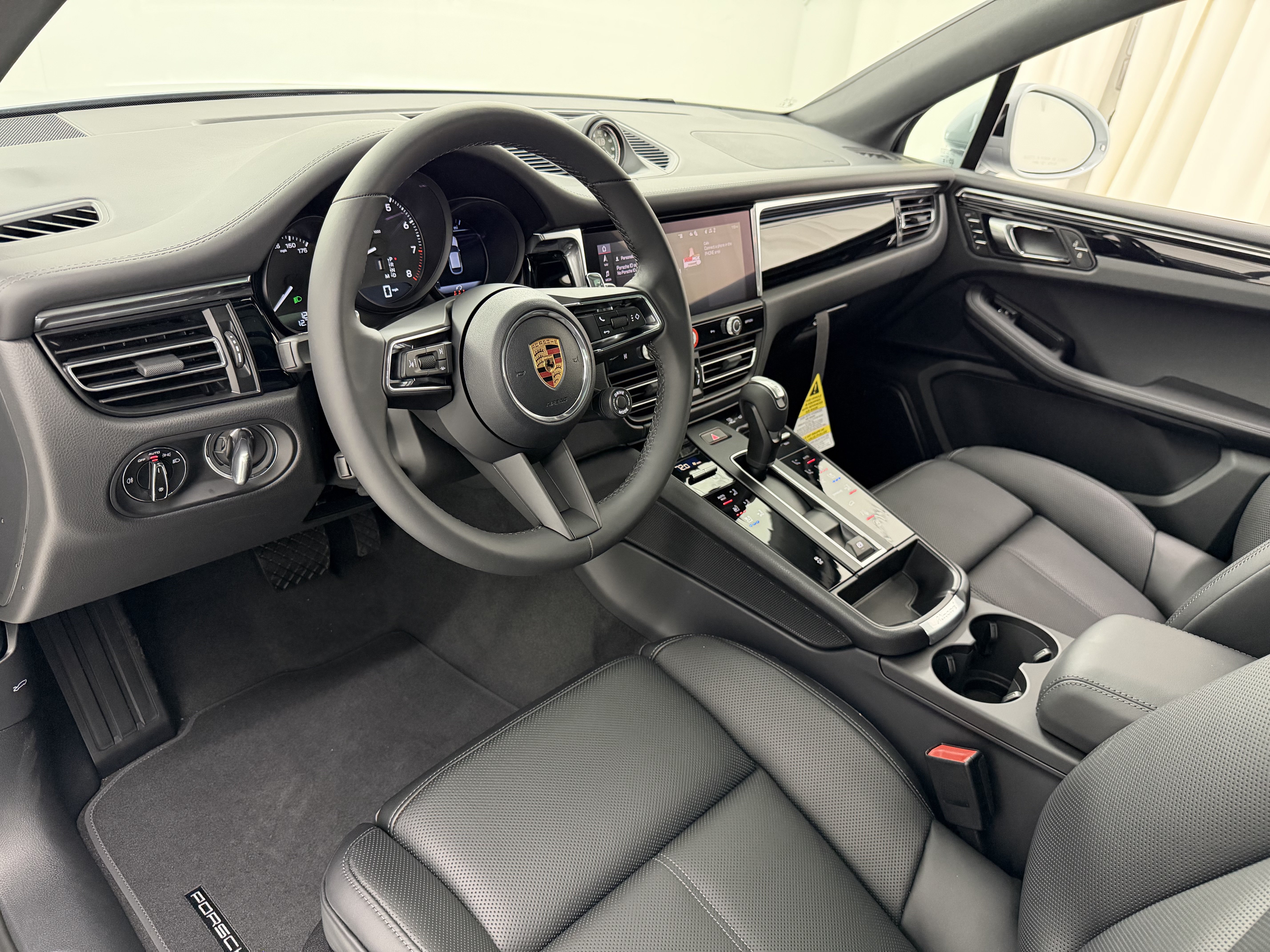Certified 2026 Porsche Macan AWD/4WD image 4