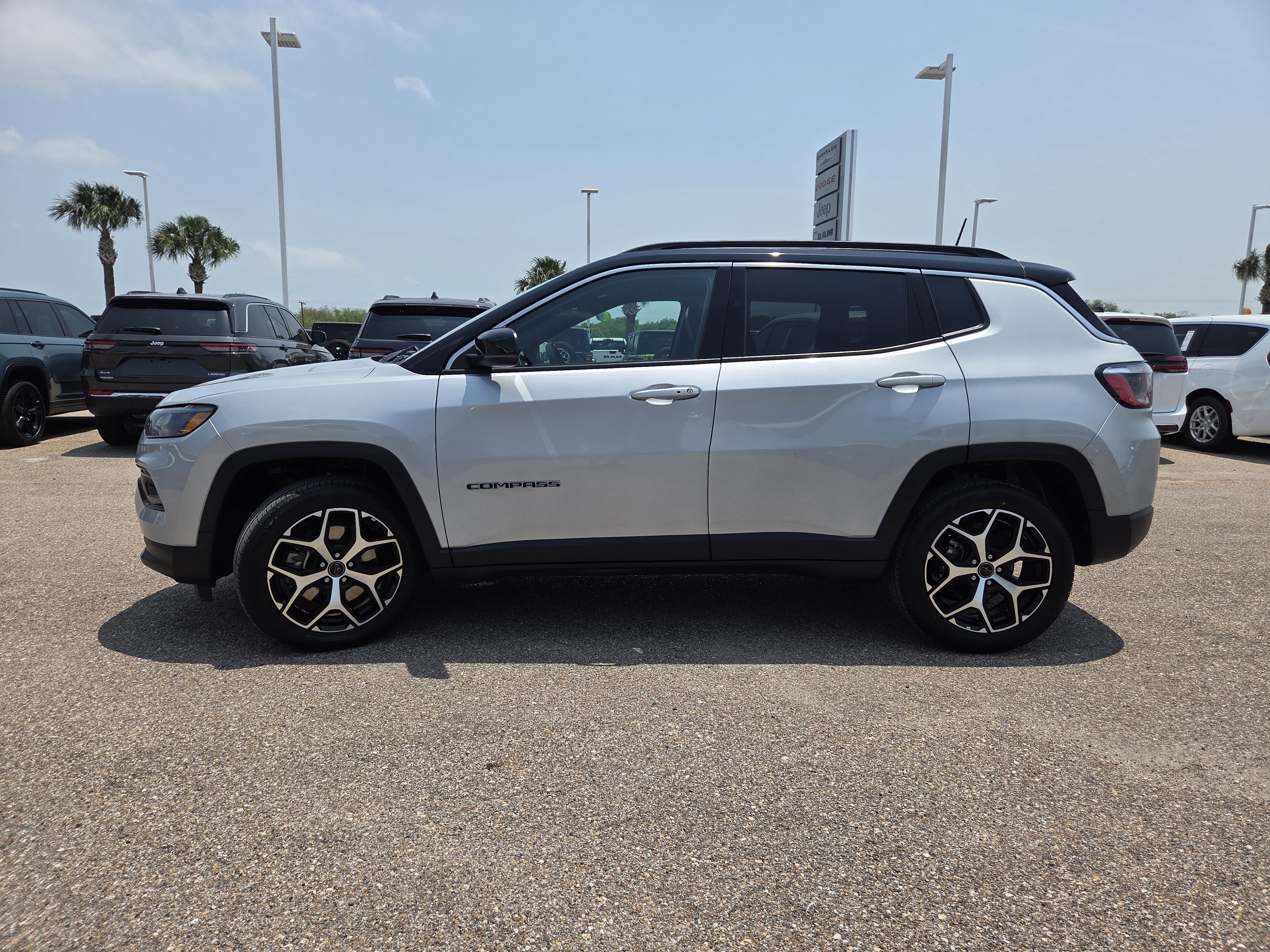 Used 2025 Jeep Compass Limited AWD/4WD image 4