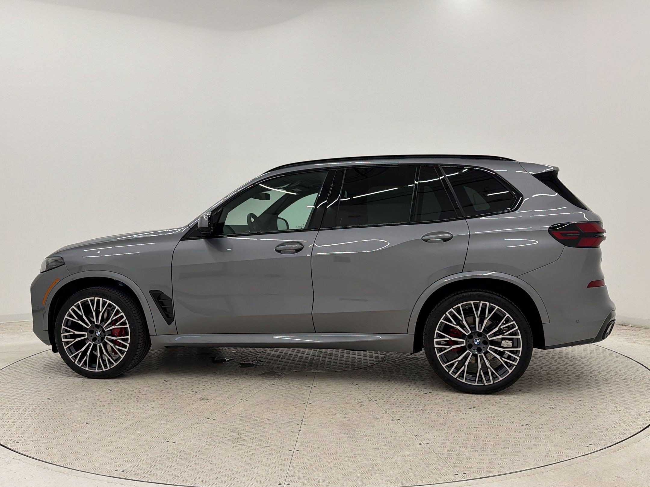New 2026 BMW X5 xDrive40i w/ M Sport Package AWD/4WD image 2