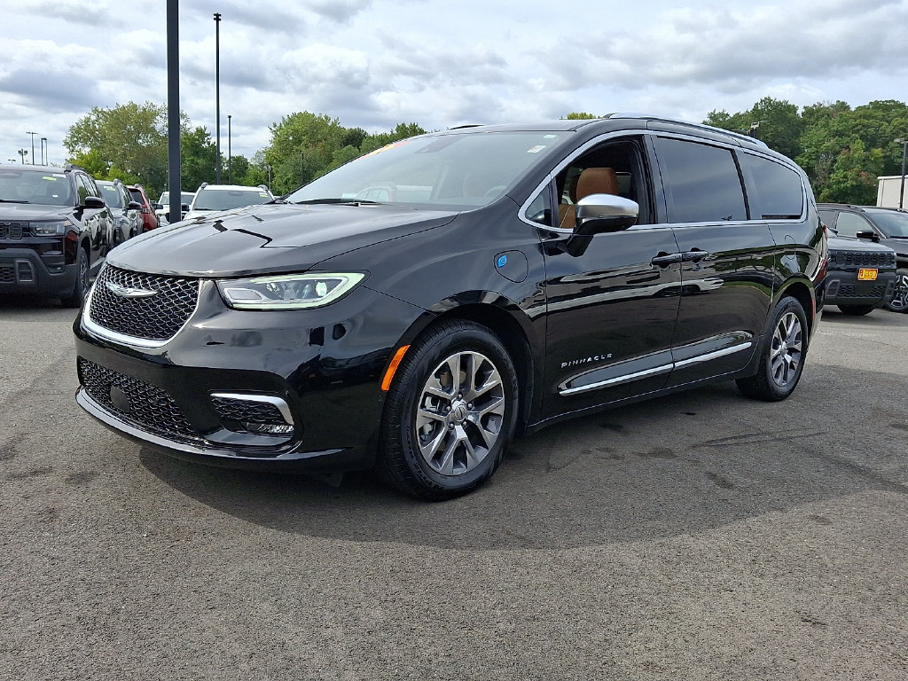 Certified 2025 Chrysler Pacifica Pinnacle FWD image 3