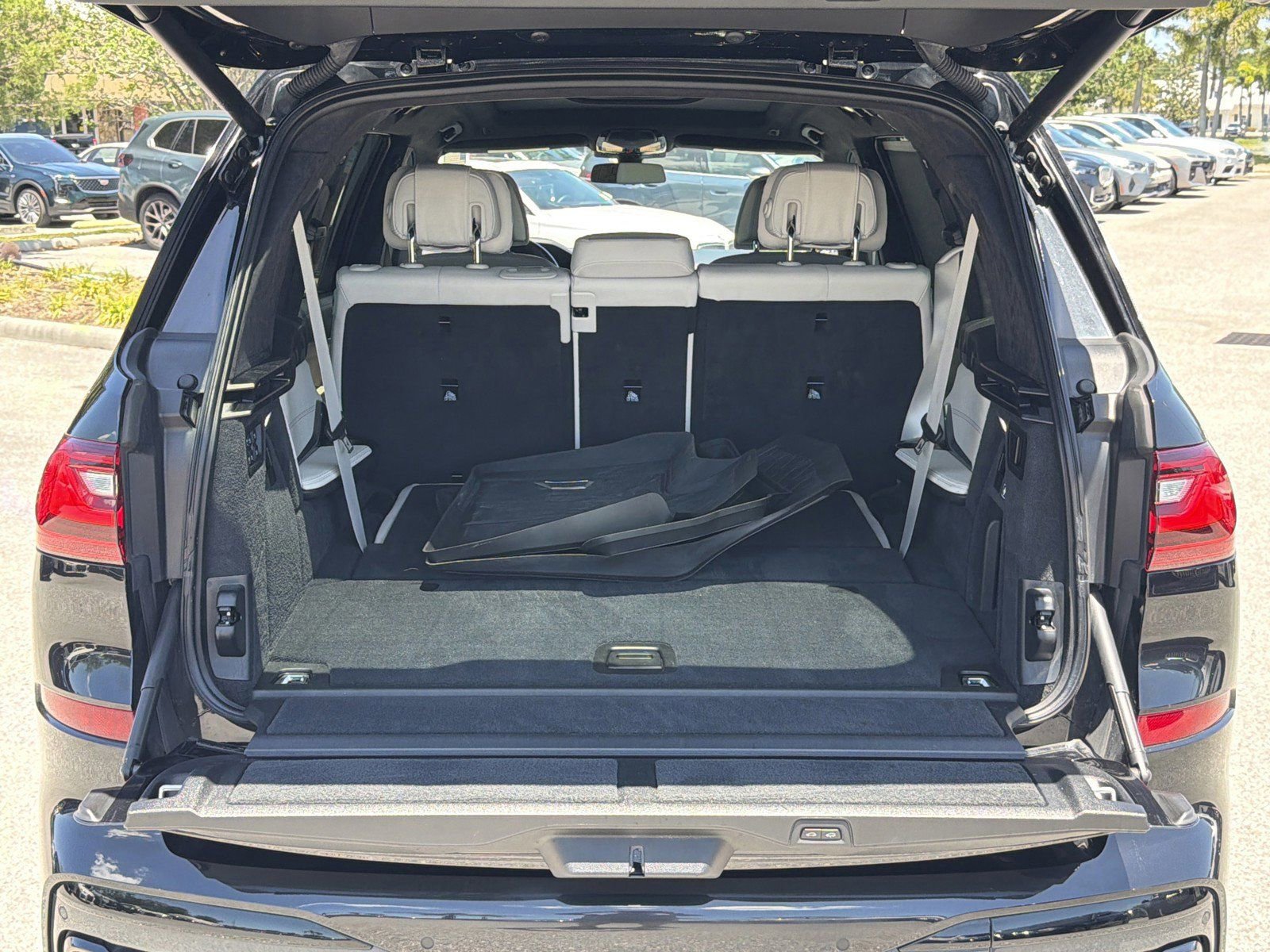 Used 2022 BMW X7 xDrive40i w/ M Sport Package AWD/4WD image 9