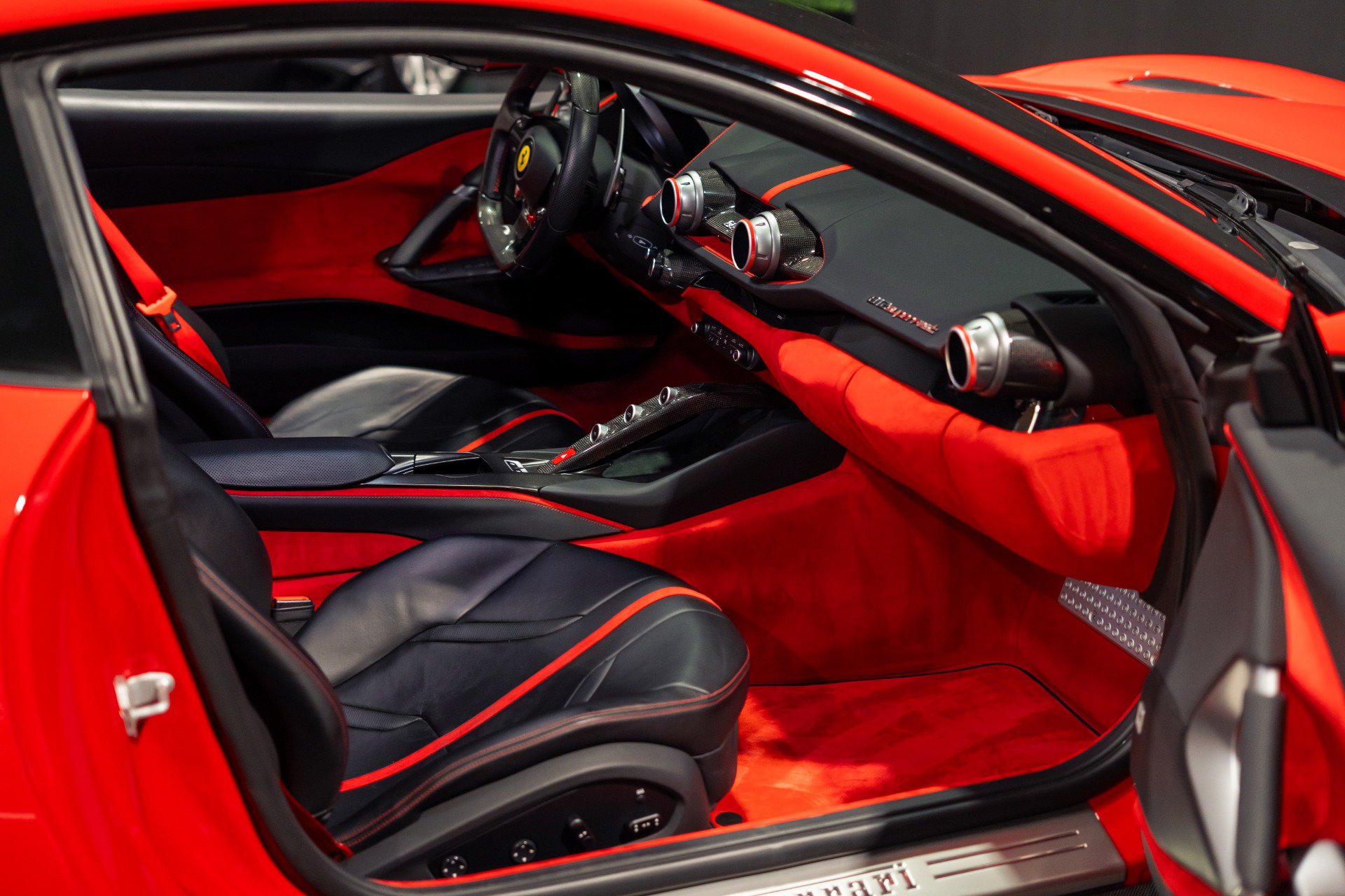 Used 2019 Ferrari 812 Superfast RWD image 2