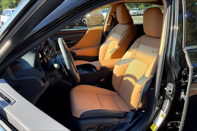 Certified 2025 Lexus ES 350 w/ Premium Package FWD image 3