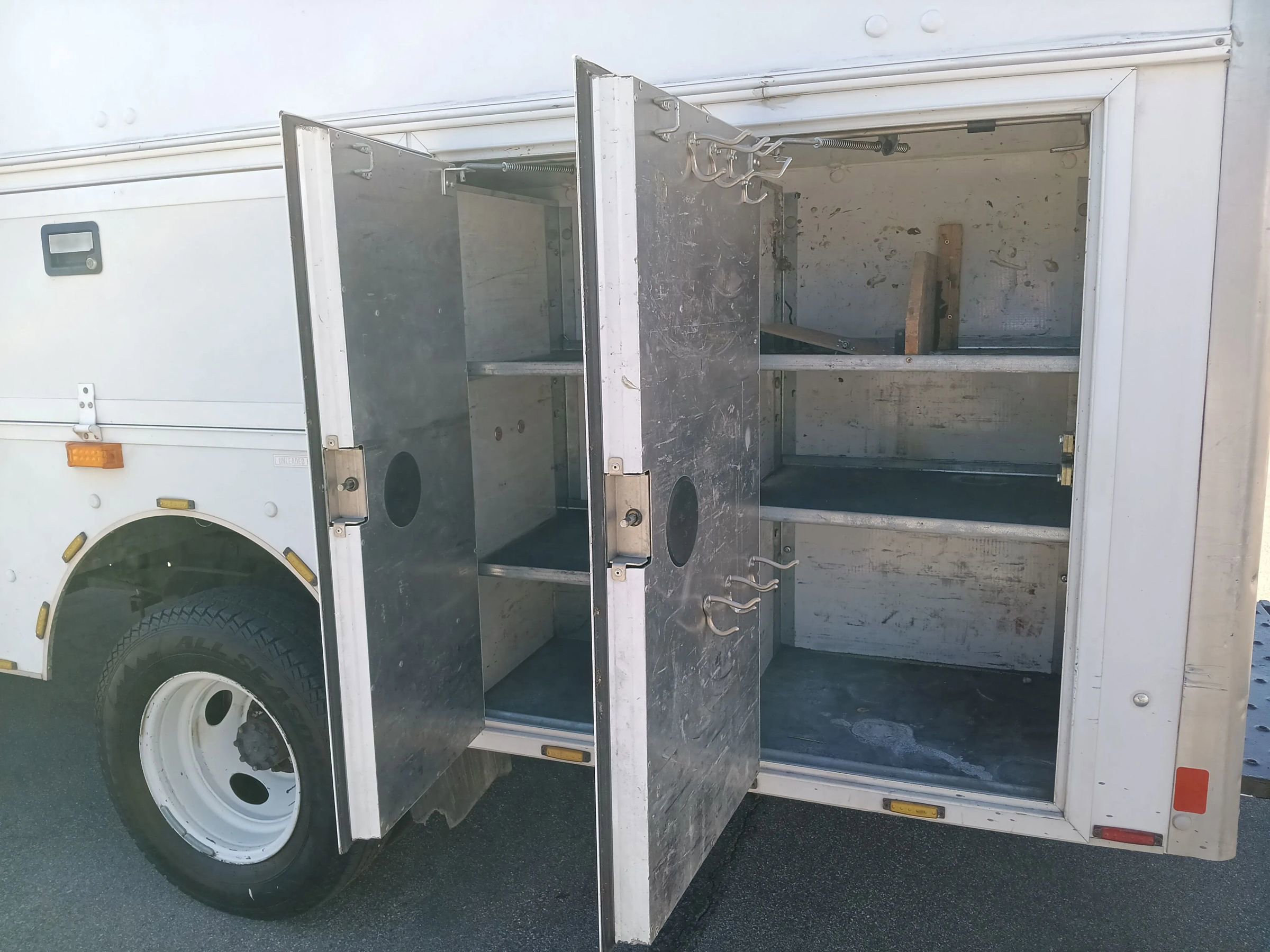 Used 2013 Ford E-450 and Econoline 450 Super Duty w/ Interior Upgrade Pkg RWD image 19
