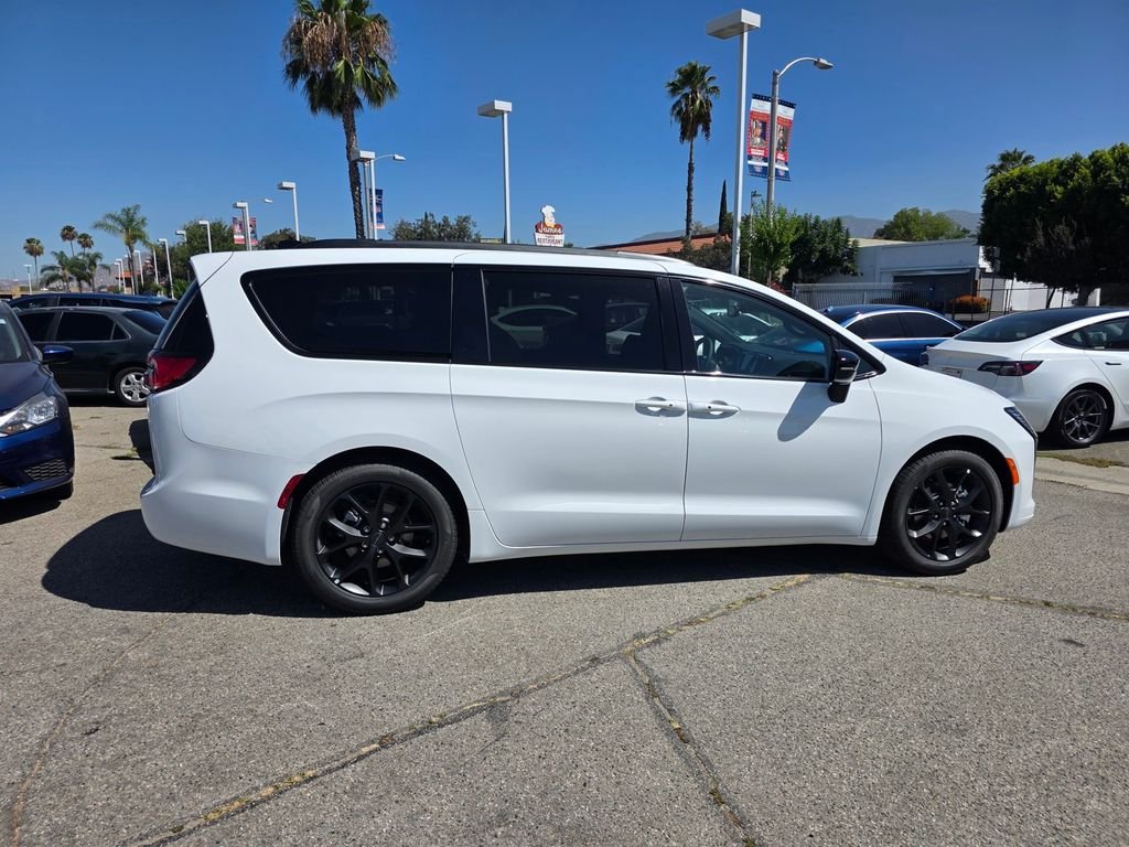 New 2027 Chrysler Pacifica Limited w/ Family Tech Group FWD image 3