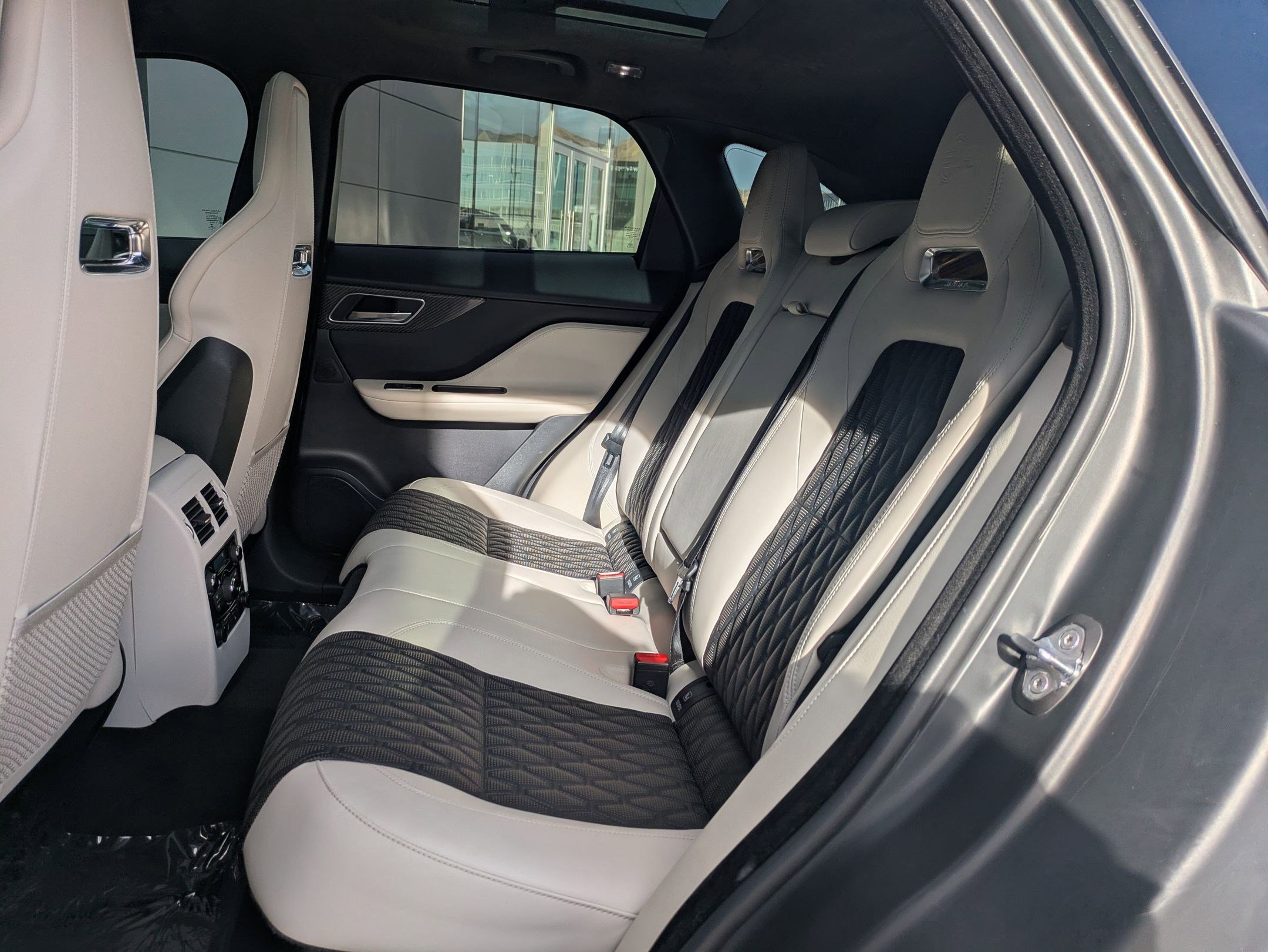 Used 2020 Jaguar F-PACE SVR image 29