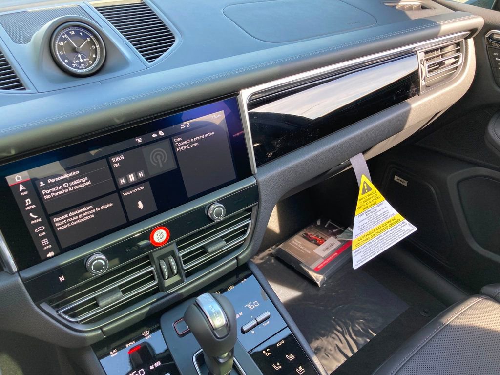 Certified 2025 Porsche Macan image 15