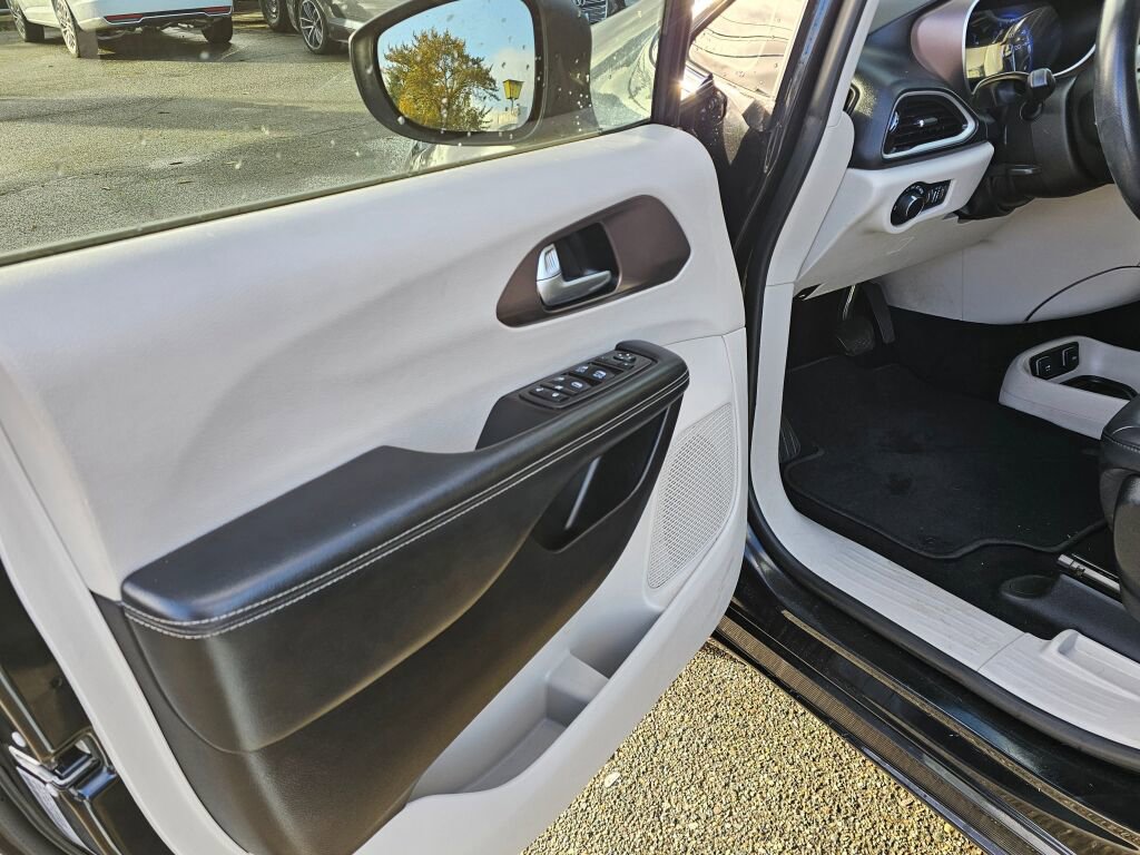 Used 2021 Chrysler Voyager Lxi image 19