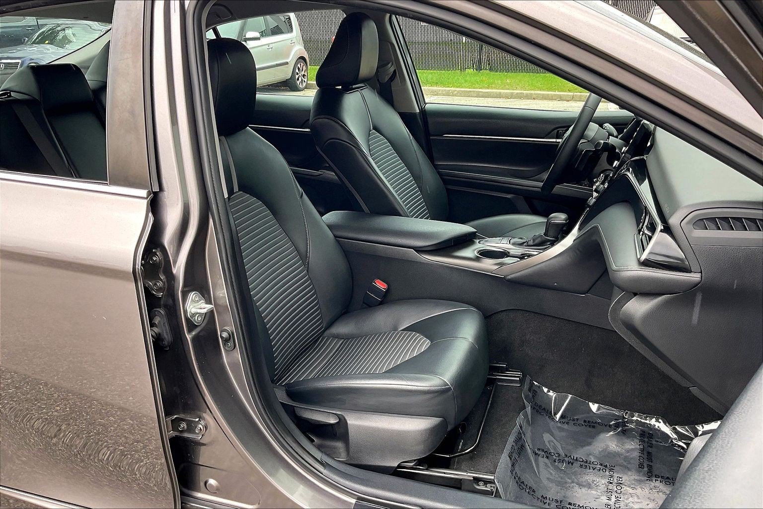 Used 2022 Toyota Camry SE FWD image 9