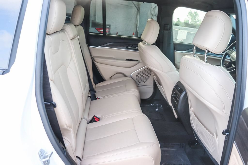 Used 2023 Jeep Grand Cherokee Limited w/ Luxury Tech Group II AWD/4WD image 19