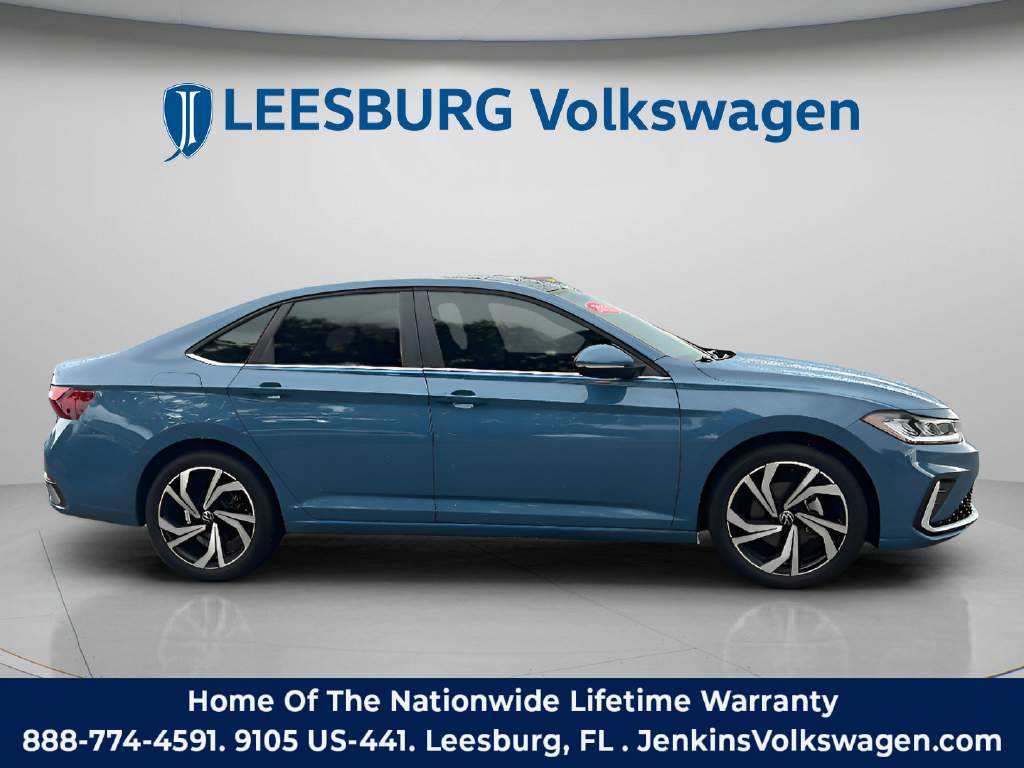 Used 2025 Volkswagen Jetta SEL FWD image 2