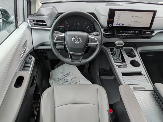 Used 2025 Toyota Sienna XLE FWD image 17
