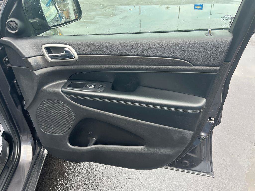 Used 2018 Jeep Grand Cherokee Altitude image 16