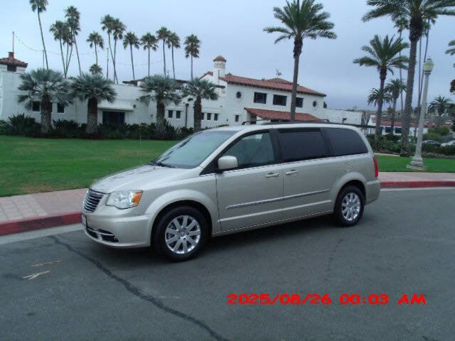Used 2014 Chrysler Town & Country Touring image 2
