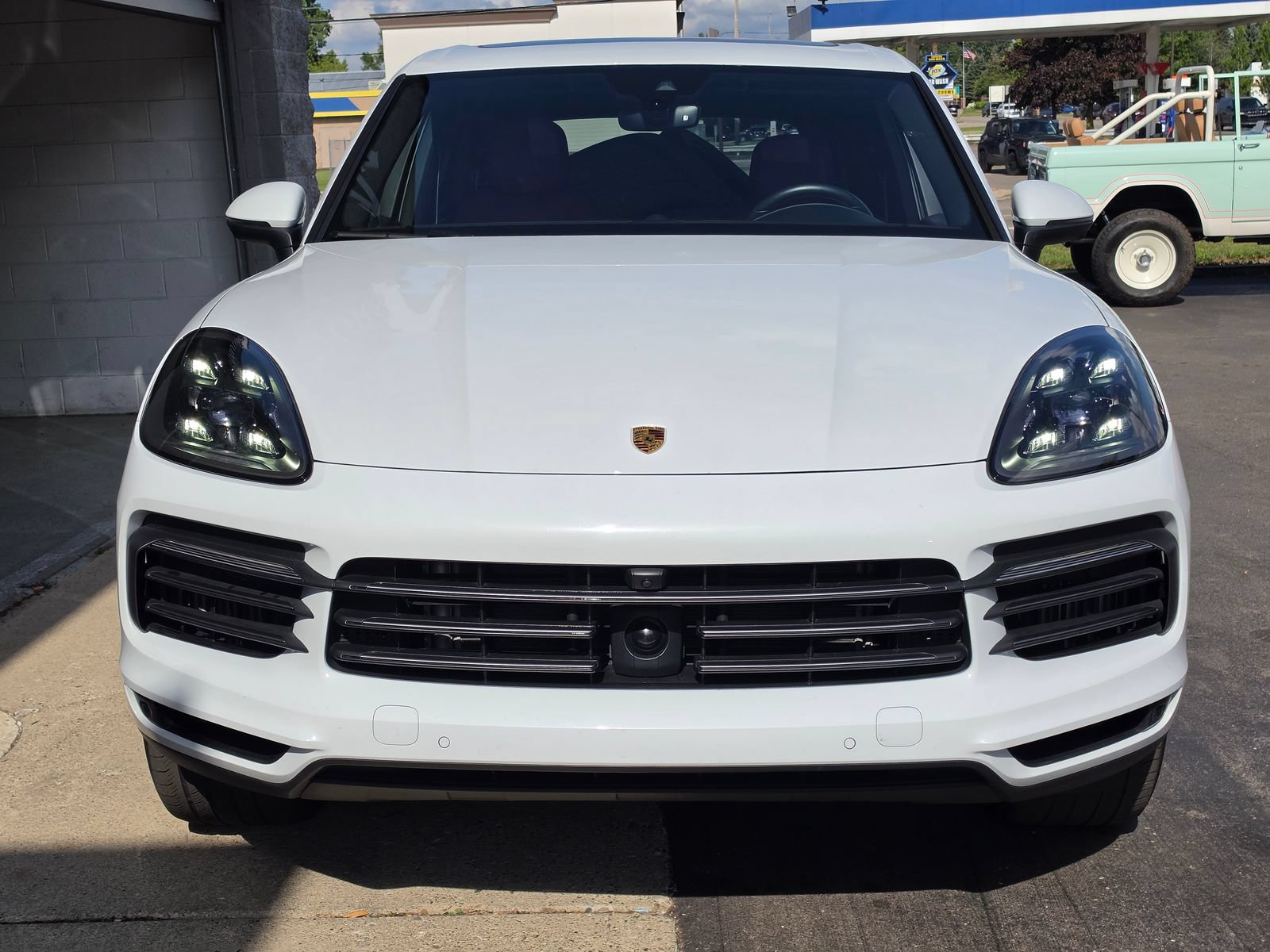 Used 2023 Porsche Cayenne S Platinum AWD/4WD image 2