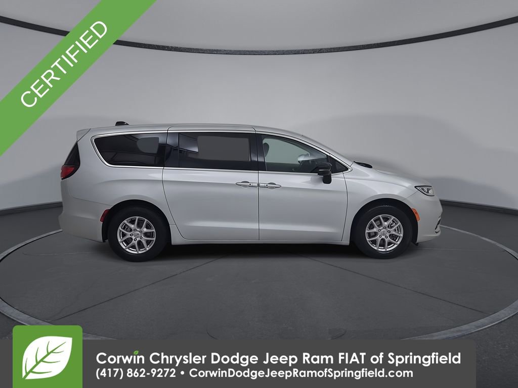 Used 2024 Chrysler Pacifica Touring-L FWD image 17