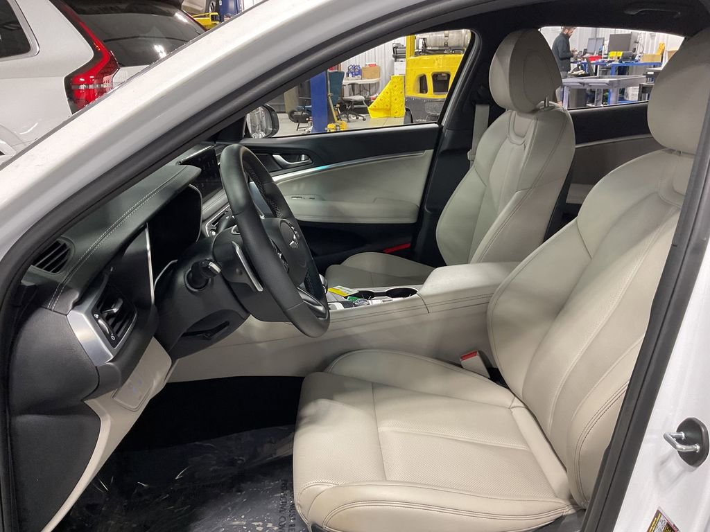 Used 2023 Genesis G70 2.0T image 8