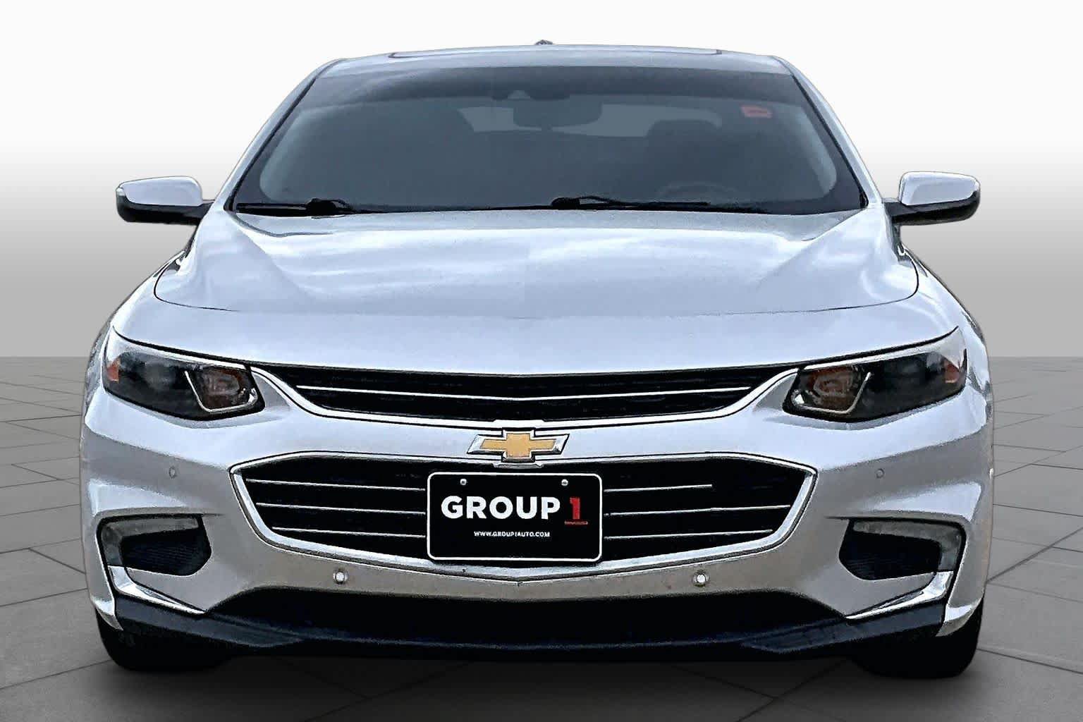 Used 2017 Chevrolet Malibu LT w/ Leather Package FWD image 4
