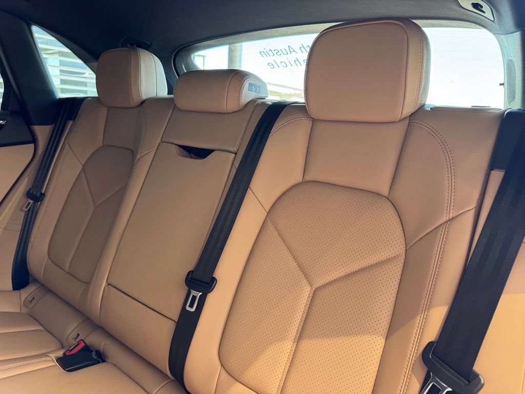 Certified 2026 Porsche Macan AWD/4WD image 34