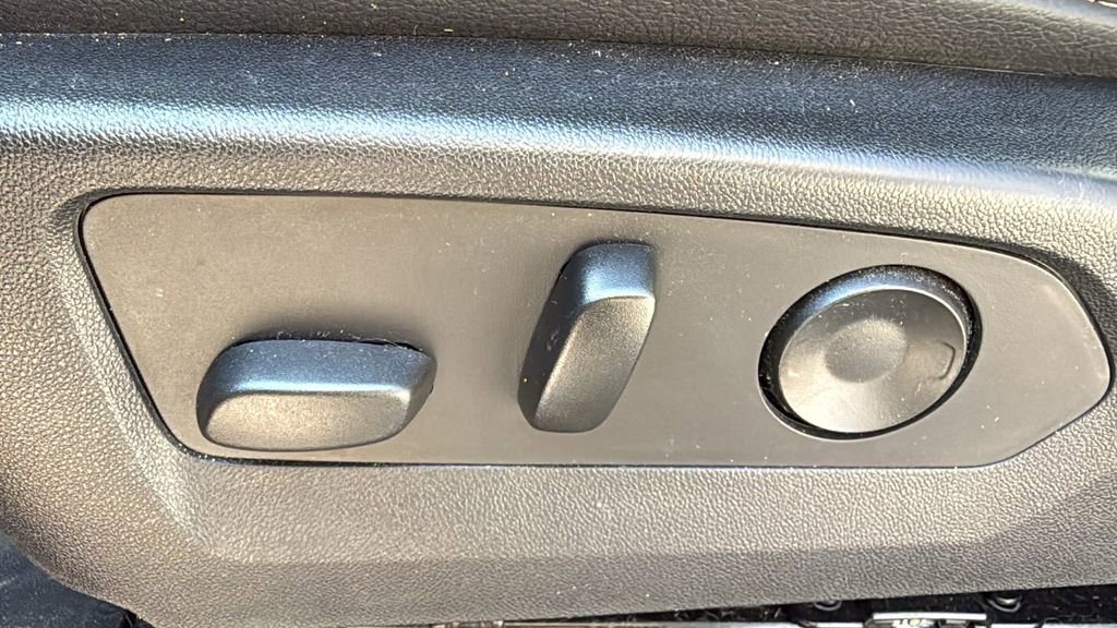 Used 2024 GMC Canyon Denali image 21