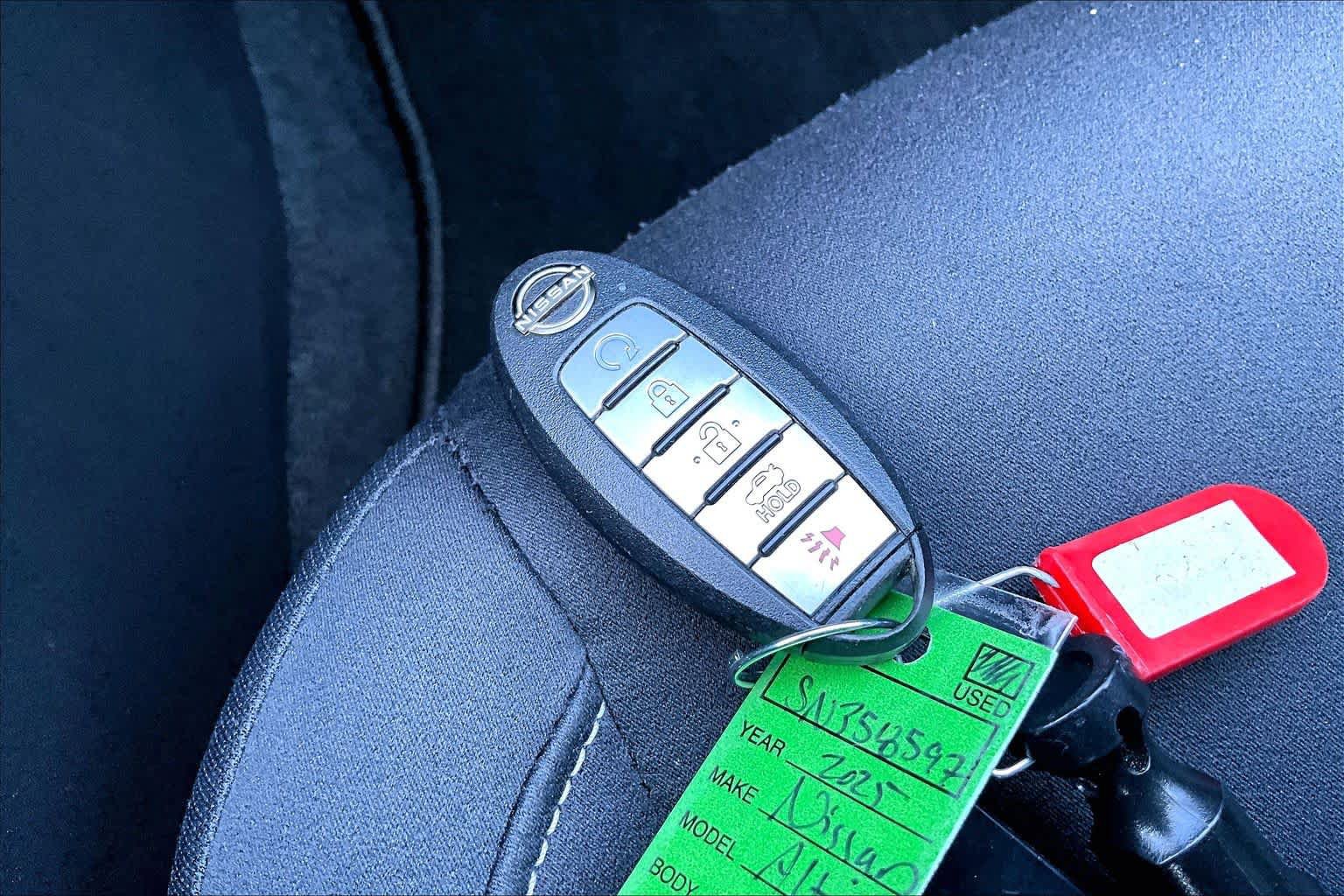 Used 2025 Nissan Altima 2.5 SV FWD image 15