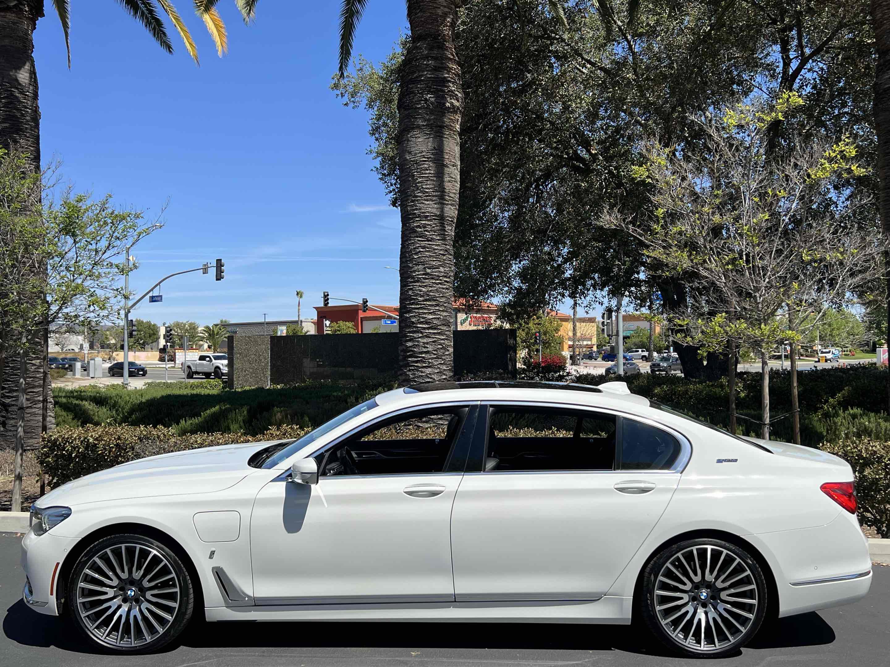 Used 2018 BMW 740e xDrive AWD/4WD image 21