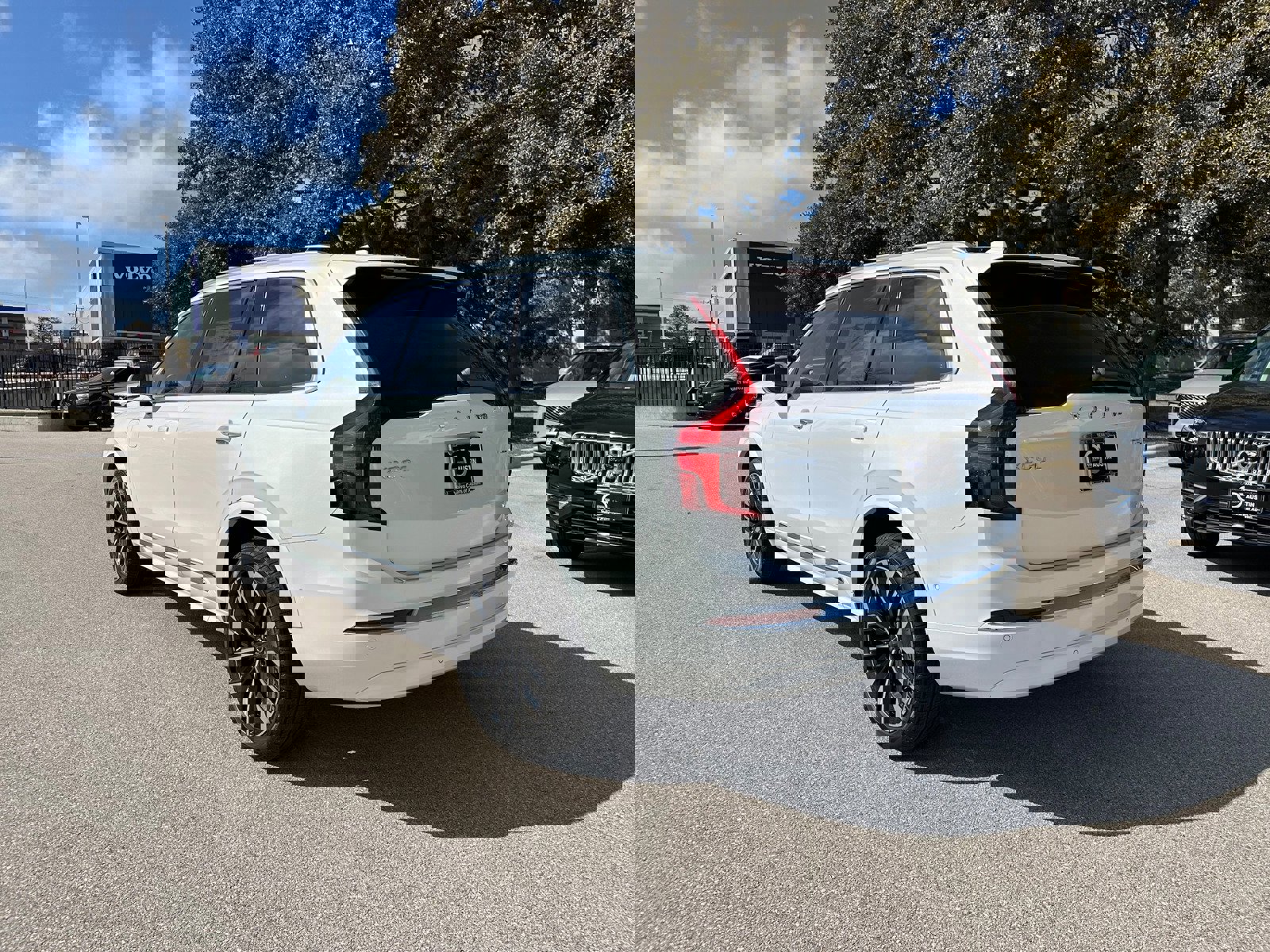 New 2025 Volvo XC90 T8 Plus w/ Protection Package Premier image 4