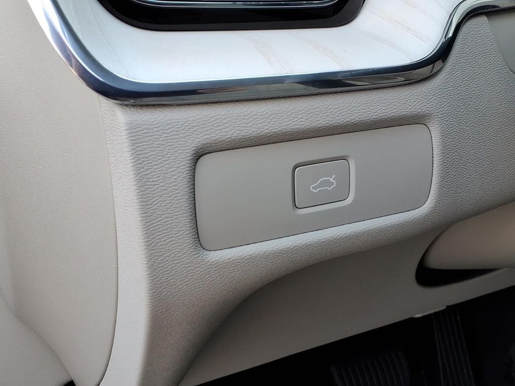 Certified 2026 Volvo XC60 B5 Ultra AWD/4WD image 11