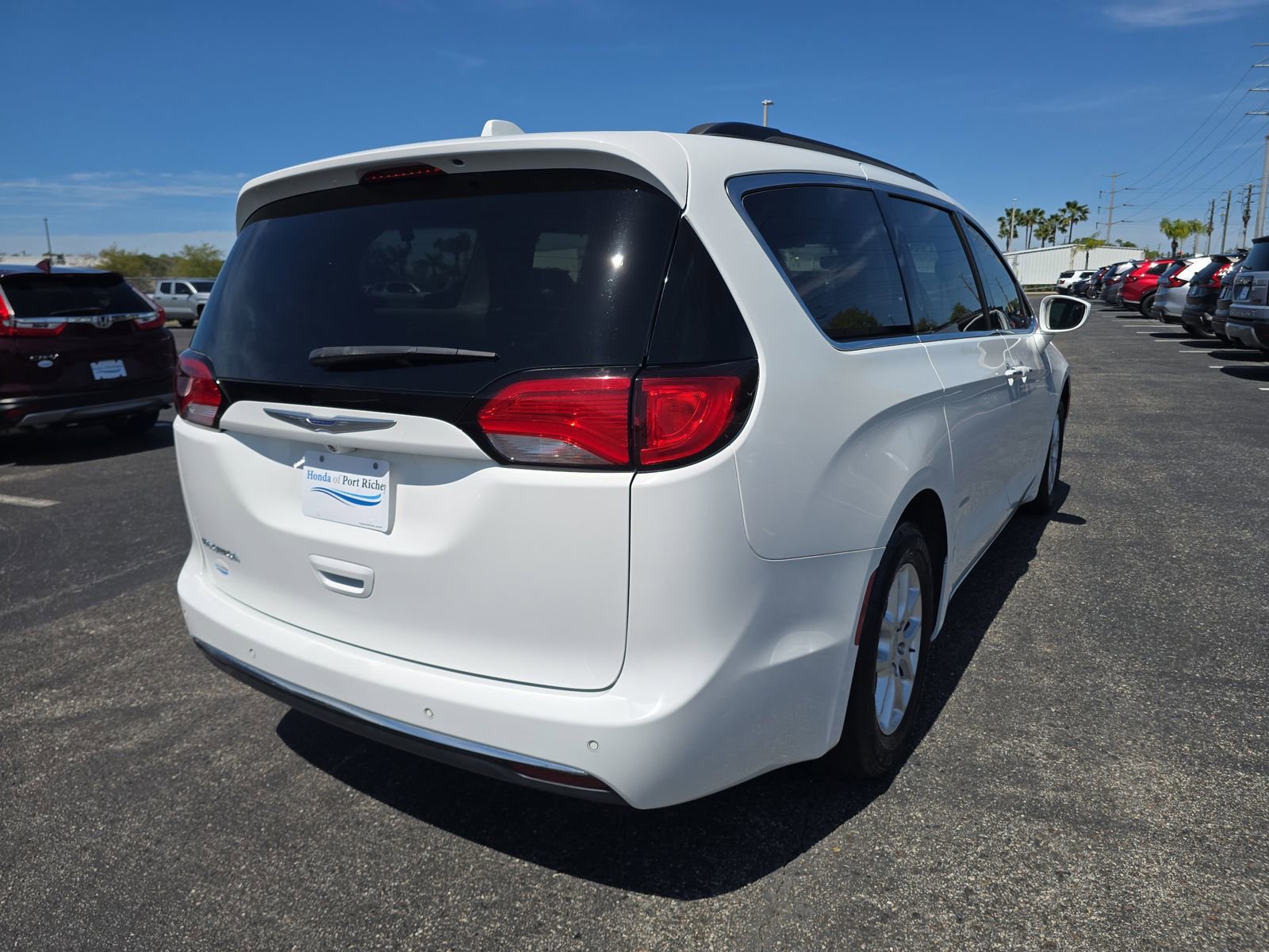 Used 2020 Chrysler Pacifica Touring image 3