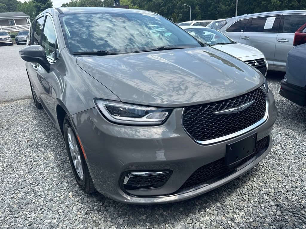 Used 2023 Chrysler Pacifica Touring-L FWD image 2