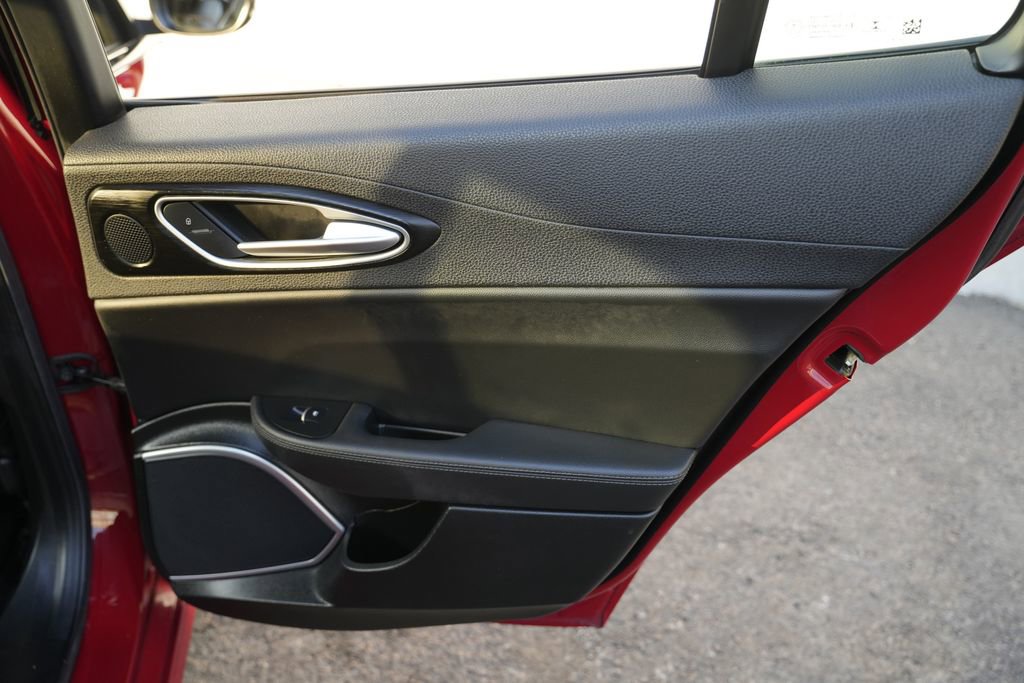Used 2018 Alfa Romeo Giulia image 35