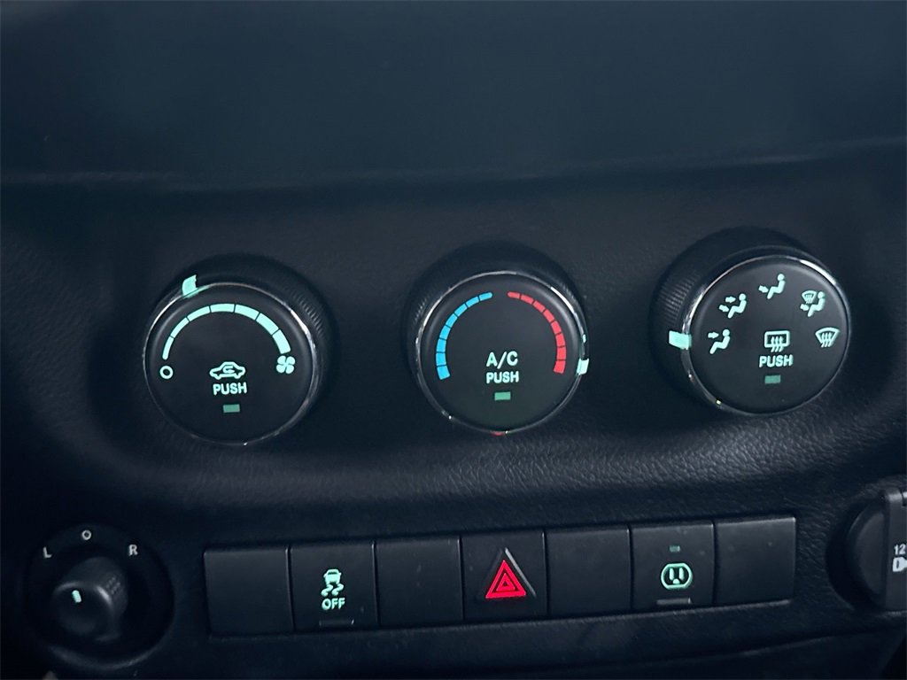 Used 2015 Jeep Wrangler Rubicon w/ Power Convenience Group image 16