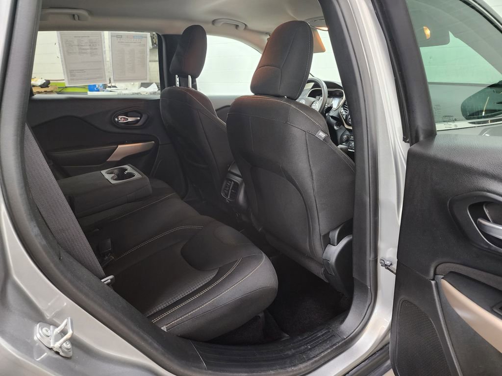 Used 2017 Jeep Cherokee Latitude w/ Cold Weather Group AWD/4WD image 28